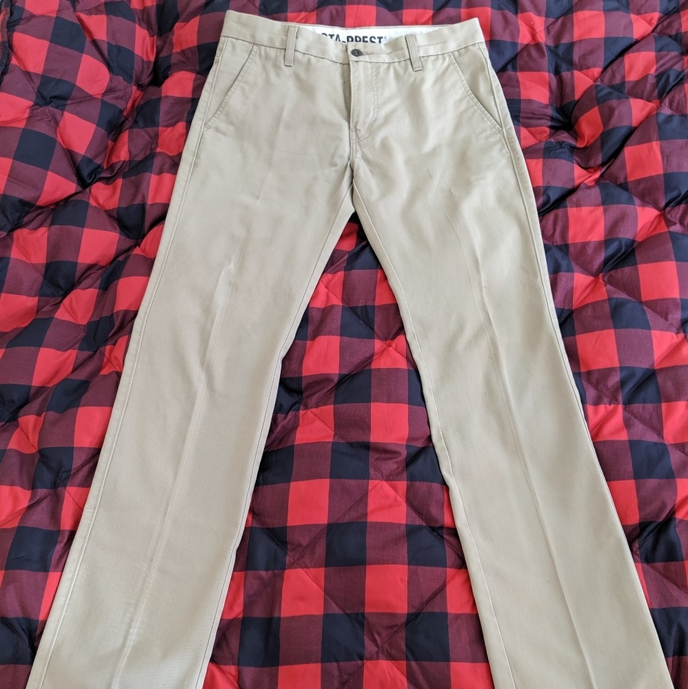 Levi's khakis 33 x 34